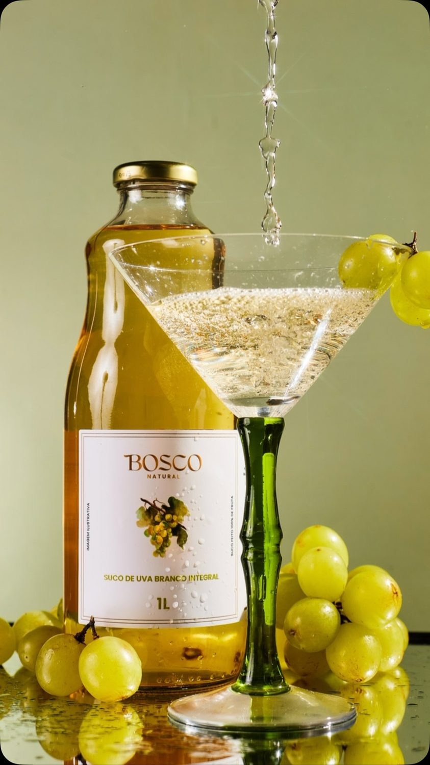 Suco de uva branco integral Bosco Natural servido em taça